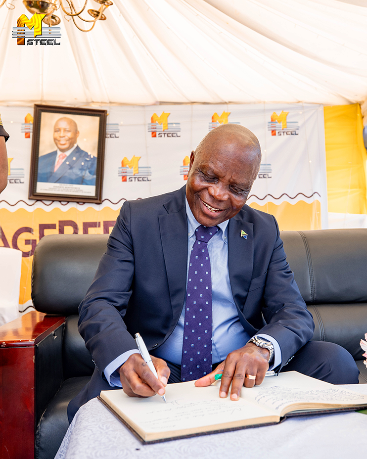 Le Gouverneur de Kigoma sur le stand MUSUMBA STEEL : retour sur la foire Burundi–Tanzanie